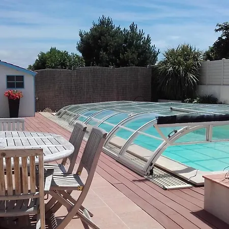 Bord De Spacieuse Piscine Chauffe Privative Brétignolles-sur-Mer