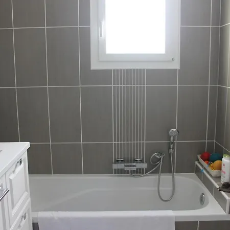 Bord De Spacieuse Piscine Chauffe Privative