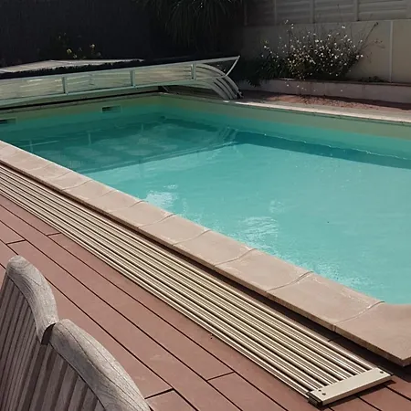 Bord De Spacieuse Piscine Chauffe Privative