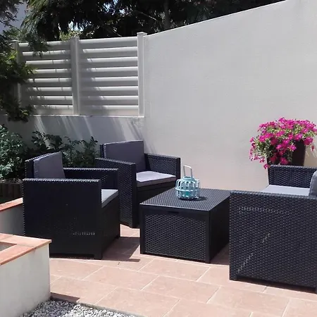 Bord De Spacieuse Piscine Chauffe Privative Villa
