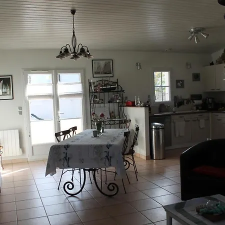Bord De Spacieuse Piscine Chauffe Privative *