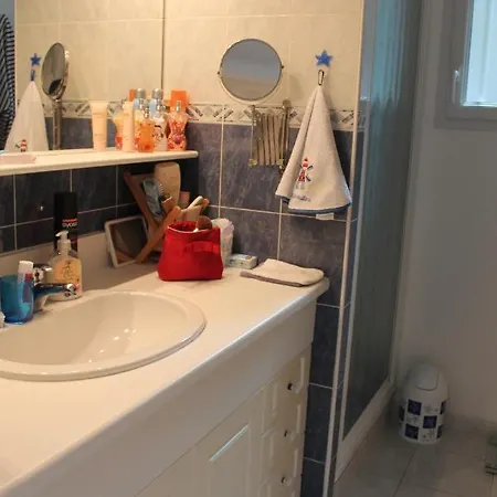 Bord De Spacieuse Piscine Chauffe Privative Villa
